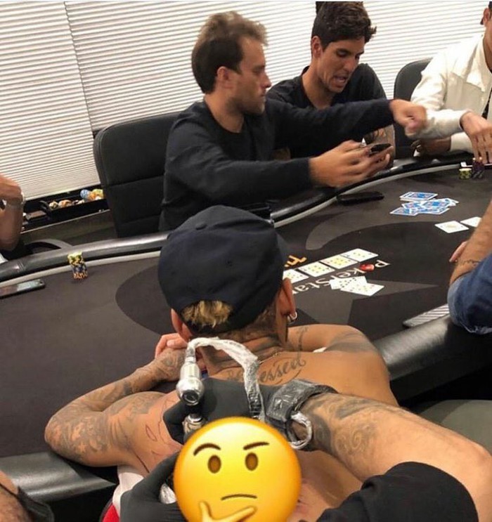 Neymar trả tiền để Richarlison xóa hình xăm trên lưng