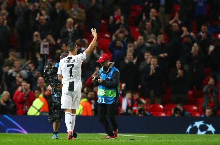 Ronaldo muôn năm! Ronaldo muôn năm!: Xúc động trước cảnh fan MU tri ân Ronaldo, con quái vật mà họ đã tạo ra - Ảnh 2.