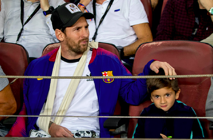 Messi tới xem Barca thi đấu với cánh tay phải bó bột, được cậu con trai mang thần thái vạn người mê hộ tống - Ảnh 2.