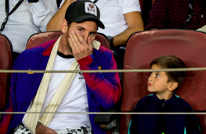 Messi tới xem Barca thi đấu với cánh tay phải bó bột, được cậu con trai mang thần thái vạn người mê hộ tống - Ảnh 5.