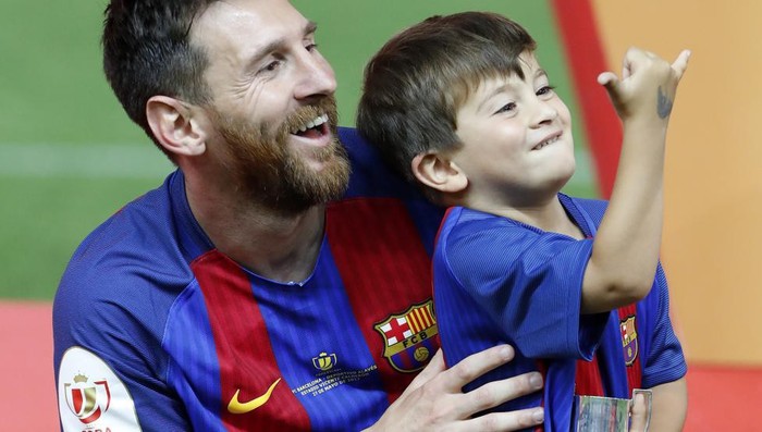 Messi tới xem Barca thi đấu với cánh tay phải bó bột, được cậu con trai mang thần thái vạn người mê hộ tống - Ảnh 6.