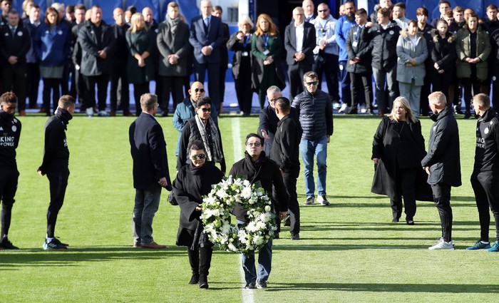 Vợ con Chủ tịch Vichai đặt vòng hoa ở điểm cất cánh của chiếc trực thăng gặp nạn, toàn bộ cầu thủ Leicester vào sân cử hành phút mặc niệm - Ảnh 6.