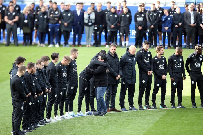 Vợ con Chủ tịch Vichai đặt vòng hoa ở điểm cất cánh của chiếc trực thăng gặp nạn, toàn bộ cầu thủ Leicester vào sân cử hành phút mặc niệm - Ảnh 8.