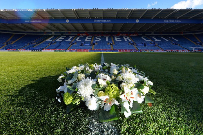 Vợ con Chủ tịch Vichai đặt vòng hoa ở điểm cất cánh của chiếc trực thăng gặp nạn, toàn bộ cầu thủ Leicester vào sân cử hành phút mặc niệm - Ảnh 10.