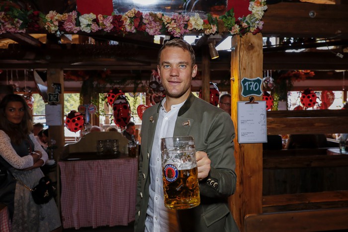 Dàn sao Bayern rủ nhau đi uống bia \'quên sầu\' tại Oktoberfest