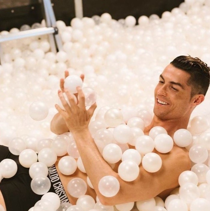 Mặc đồ lót đắm mình trong biển bong bóng, Ronaldo khiến các fan nhìn thôi cũng thấy ngạt thở - Ảnh 1.