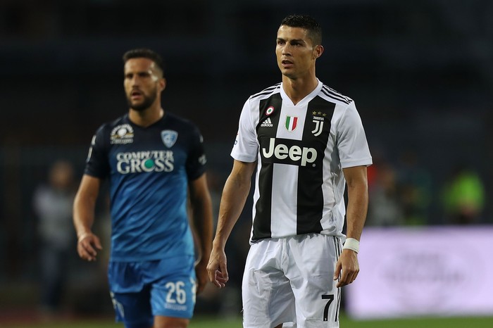 Mặc đồ lót đắm mình trong biển bong bóng, Ronaldo khiến các fan nhìn thôi cũng thấy ngạt thở - Ảnh 6.
