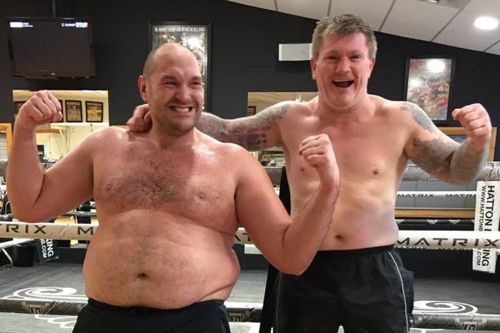 Giảm 65 kg trong vòng 1 năm, nhà cựu vô địch quyền Anh thế giới lột xác ngỡ ngàng  - Ảnh 1.