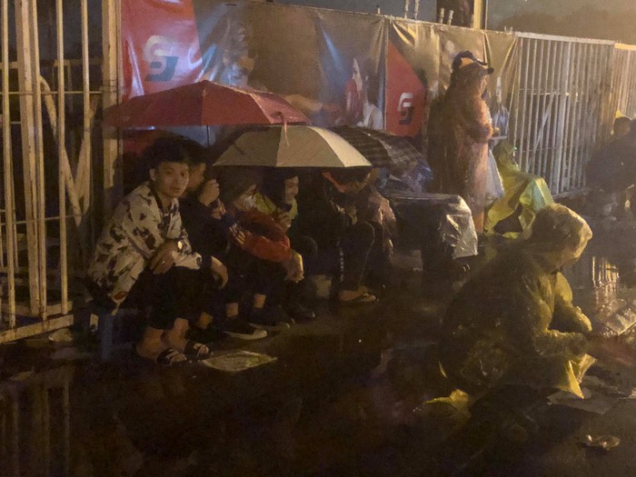 Người dân đội mưa, vạ vật thâu đêm xếp hàng mua vé xem trận Việt Nam - Malaysia tại AFF Cup 2018 - Ảnh 5.