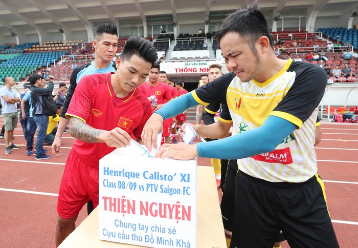 Đội tuyển Việt Nam vô địch AFF Cup 2008 tái xuất sân cỏ, quyên góp được 12 triệu đồng cho cựu cầu thủ Sài Gòn - Ảnh 1.
