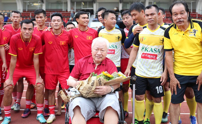 Đội tuyển Việt Nam vô địch AFF Cup 2008 tái xuất sân cỏ, quyên góp được 12 triệu đồng cho cựu cầu thủ Sài Gòn - Ảnh 8.