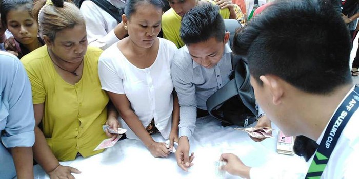 CĐV Myanmar chen chúc xếp hàng mua vé xem trận gặp Việt Nam ngày 20/11 - Ảnh 2.