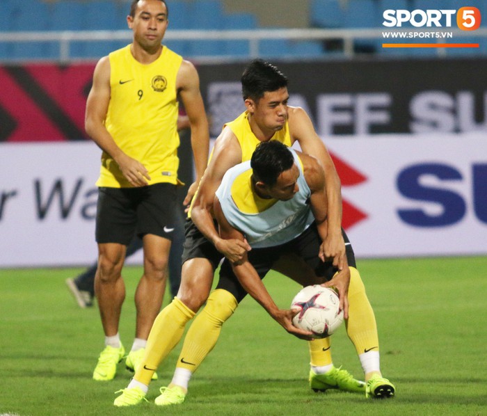 Thay vì tập với bóng, cầu thủ Malaysia chơi game lạ trong buổi tập cuối cùng trước khi quyết đấu tuyển Việt Nam - Ảnh 4.