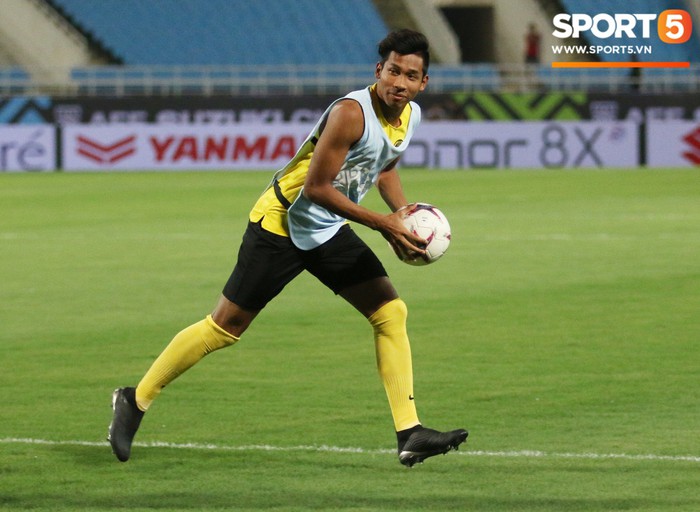 Thay vì tập với bóng, cầu thủ Malaysia chơi game lạ trong buổi tập cuối cùng trước khi quyết đấu tuyển Việt Nam - Ảnh 5.