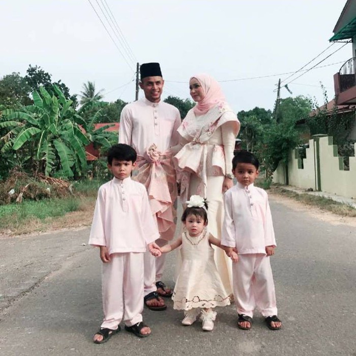 Là mẹ của 3 con, vợ của đội trưởng Malaysia vẫn xinh đẹp đằm thắm  - Ảnh 4.