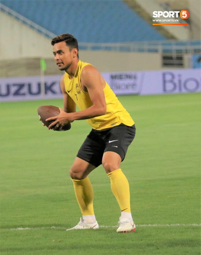 Thay vì tập với bóng, cầu thủ Malaysia chơi game lạ trong buổi tập cuối cùng trước khi quyết đấu tuyển Việt Nam - Ảnh 6.