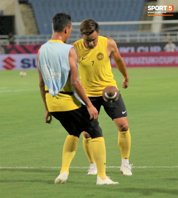 Thay vì tập với bóng, cầu thủ Malaysia chơi game lạ trong buổi tập cuối cùng trước khi quyết đấu tuyển Việt Nam - Ảnh 7.