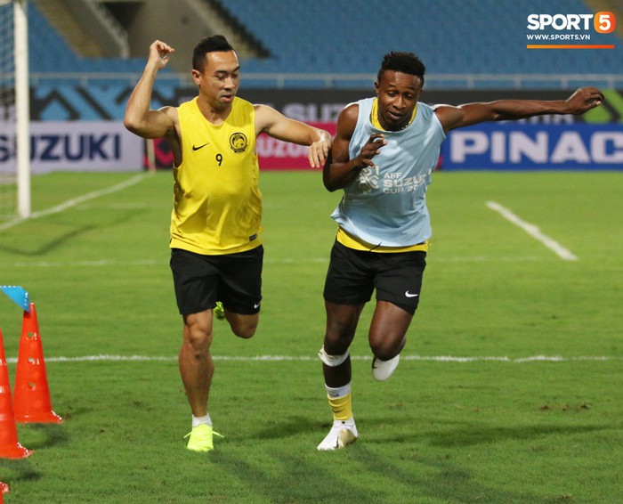 Thay vì tập với bóng, cầu thủ Malaysia chơi game lạ trong buổi tập cuối cùng trước khi quyết đấu tuyển Việt Nam - Ảnh 9.