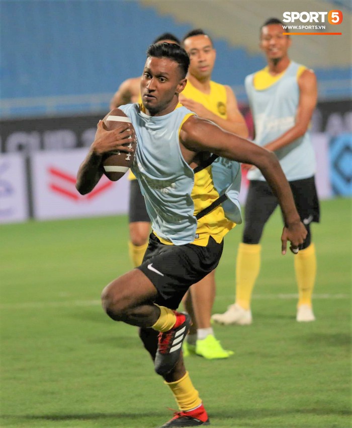 Thay vì tập với bóng, cầu thủ Malaysia chơi game lạ trong buổi tập cuối cùng trước khi quyết đấu tuyển Việt Nam - Ảnh 10.