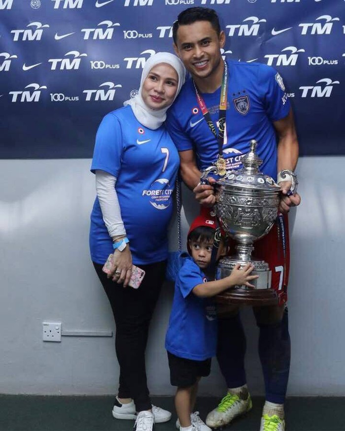 Là mẹ của 3 con, vợ của đội trưởng Malaysia vẫn xinh đẹp đằm thắm  - Ảnh 9.