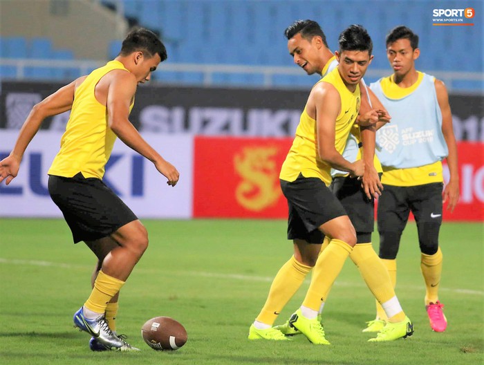 Thay vì tập với bóng, cầu thủ Malaysia chơi game lạ trong buổi tập cuối cùng trước khi quyết đấu tuyển Việt Nam - Ảnh 11.