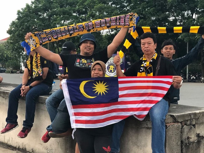 Fan Malaysia đại náo trên phố cổ Hà Nội trước cuộc so tài với Việt Nam ở AFF Cup 2018 - Ảnh 4.