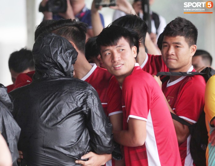 Văn Toàn ngồi lên lòng HLV Hàn Quốc tránh mưa trong buổi tập đầu tiên tại Myanmar - Ảnh 2.