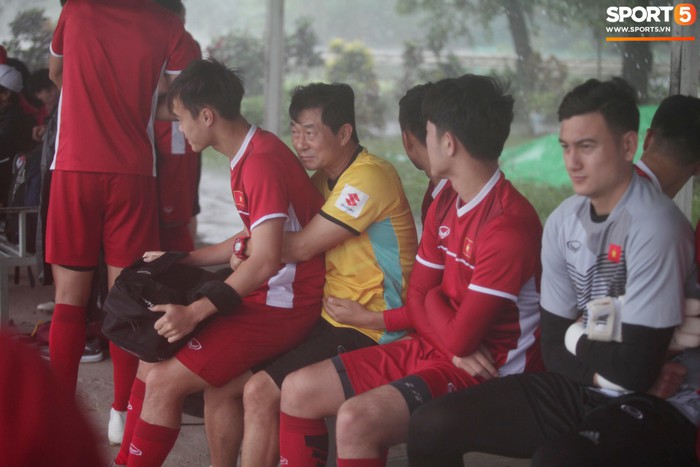 Văn Toàn ngồi lên lòng HLV Hàn Quốc tránh mưa trong buổi tập đầu tiên tại Myanmar - Ảnh 7.