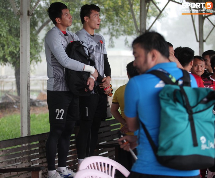 Văn Toàn co ro trong vòng tay HLV Hàn Quốc tránh mưa trong buổi tập đầu tiên tại Myanmar - Ảnh 8.