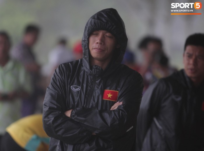 Văn Toàn co ro trong vòng tay HLV Hàn Quốc tránh mưa trong buổi tập đầu tiên tại Myanmar - Ảnh 10.