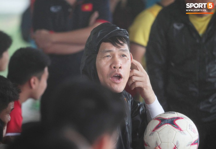 Văn Toàn ngồi lên lòng HLV Hàn Quốc tránh mưa trong buổi tập đầu tiên tại Myanmar - Ảnh 11.