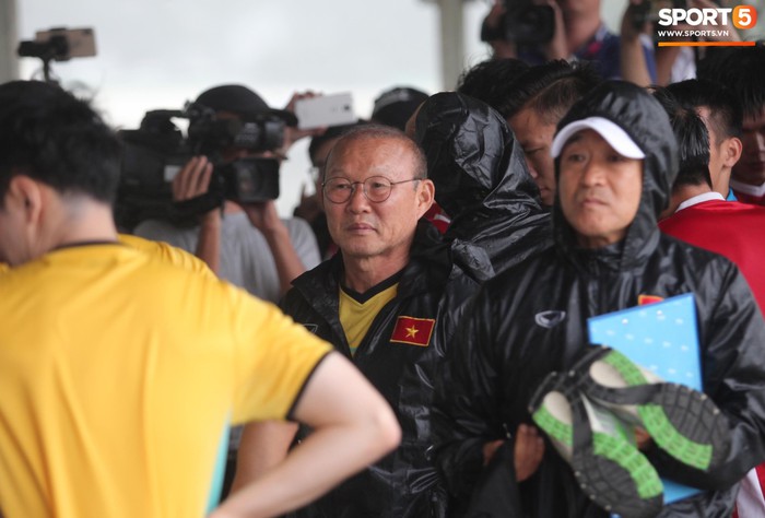 Văn Toàn co ro trong vòng tay HLV Hàn Quốc tránh mưa trong buổi tập đầu tiên tại Myanmar - Ảnh 12.