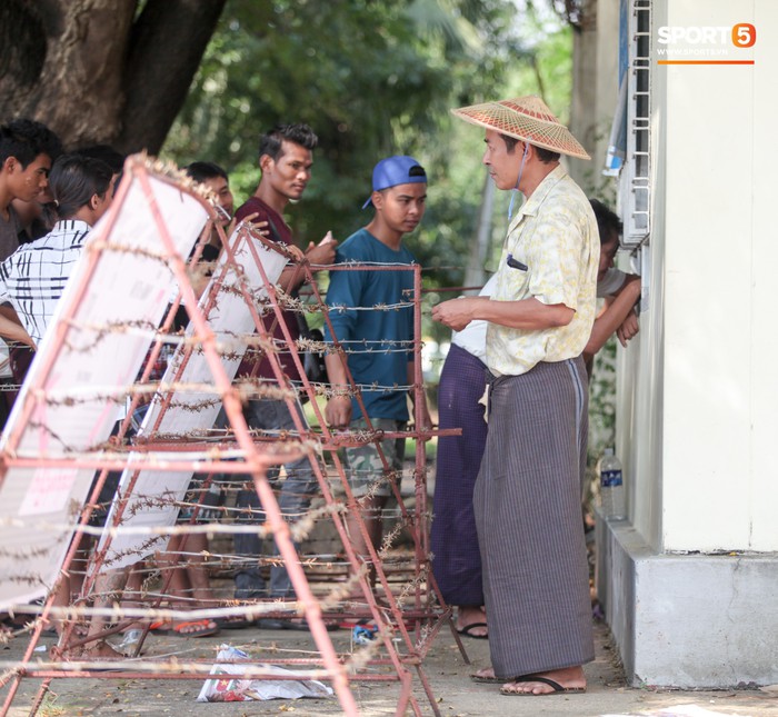 Đi xem CĐV Myanmar xếp hàng mua vé cũng thấy đậm đà bản sắc văn hoá truyền thống - Ảnh 1.