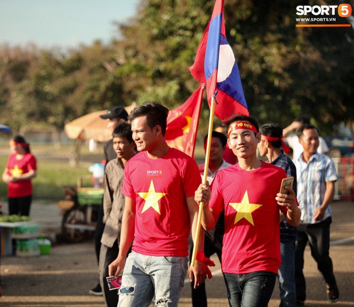 Đỏ rực cờ hoa trên đất Lào, CĐV Việt Nam biến sân khách thành sân nhà tại AFF Cup 2018 - Ảnh 2.