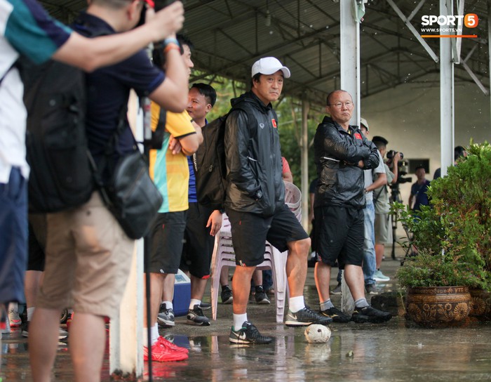 HLV Park Hang-seo suýt ngã khi thử làm vận động viên nhảy qua vũng nước mưa - Ảnh 11.