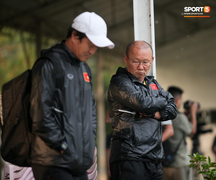 HLV Park Hang-seo suýt ngã khi thử làm vận động viên nhảy qua vũng nước mưa - Ảnh 12.