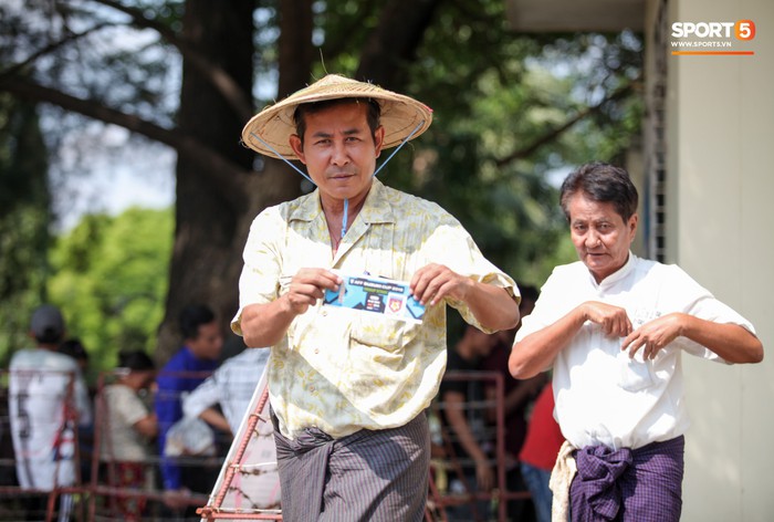 Đi xem CĐV Myanmar xếp hàng mua vé cũng thấy đậm đà bản sắc văn hoá truyền thống - Ảnh 3.