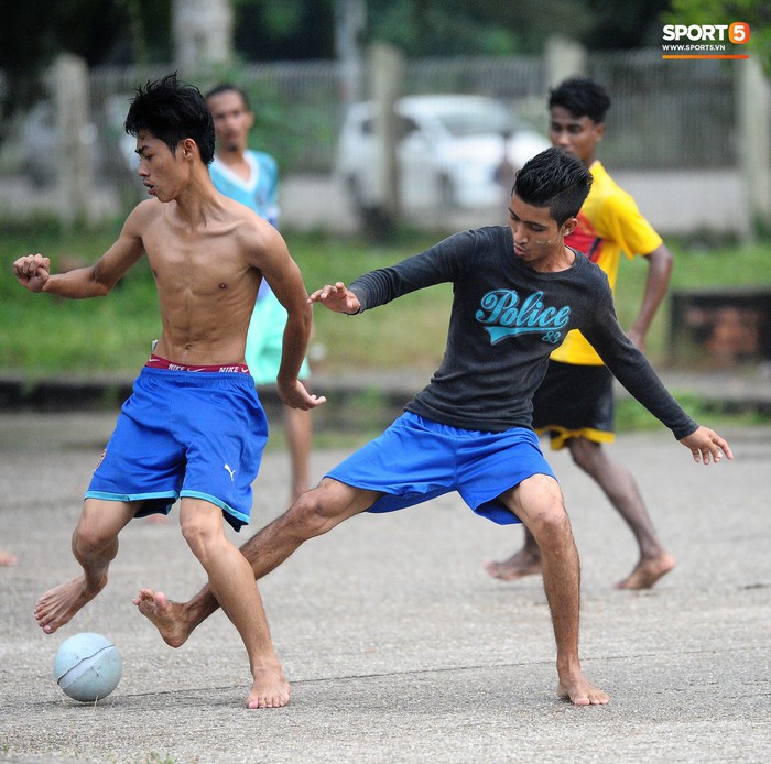 Tuyển thủ Việt Nam thích thú xem đàn ông Myanmar mặc váy, đi chân đất, đá bóng nhựa thỏa mãn đam mê - Ảnh 6.