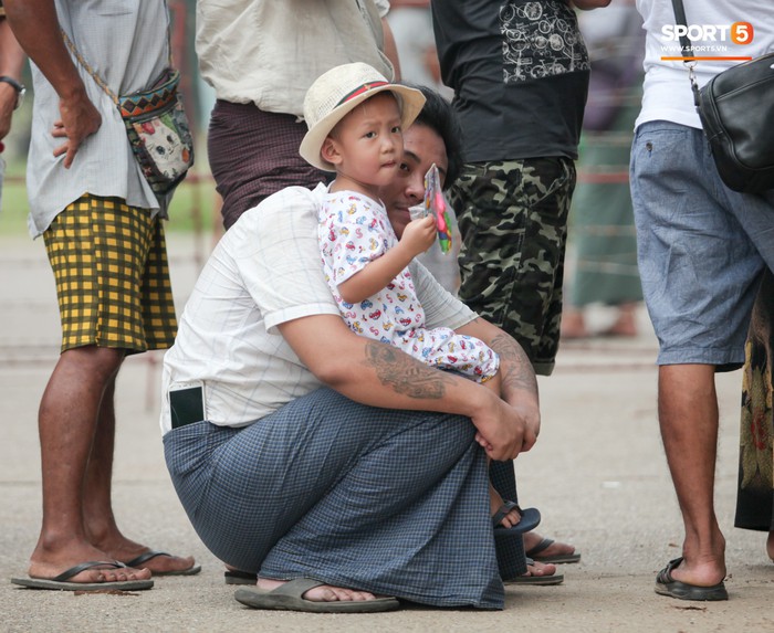 Đi xem CĐV Myanmar xếp hàng mua vé cũng thấy đậm đà bản sắc văn hoá truyền thống - Ảnh 5.