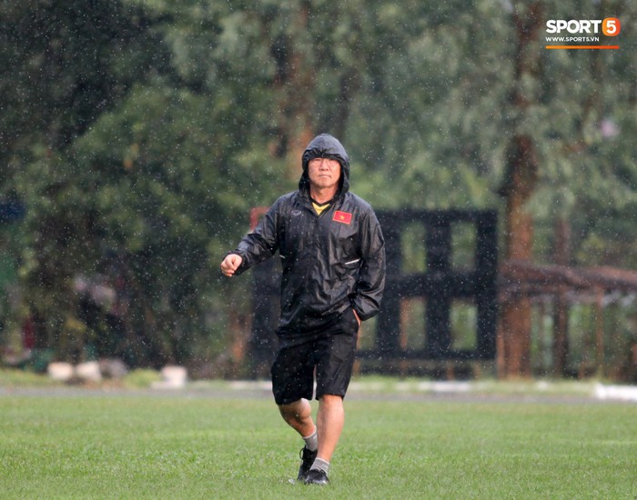 HLV Park Hang-seo suýt ngã khi thử làm vận động viên nhảy qua vũng nước mưa - Ảnh 5.