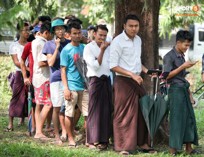 Đi xem CĐV Myanmar xếp hàng mua vé cũng thấy đậm đà bản sắc văn hoá truyền thống - Ảnh 6.