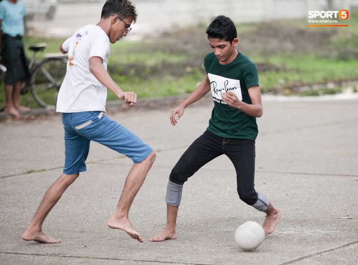 Tuyển thủ Việt Nam thích thú xem đàn ông Myanmar mặc váy, đi chân đất, đá bóng nhựa thỏa mãn đam mê - Ảnh 9.