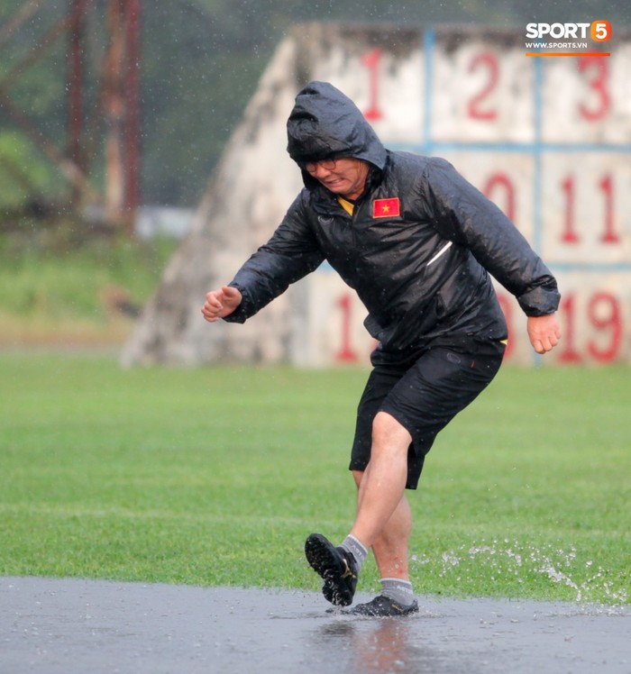 HLV Park Hang-seo suýt ngã khi thử làm vận động viên nhảy qua vũng nước mưa - Ảnh 7.