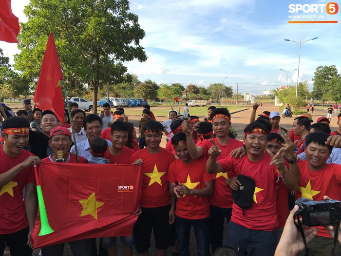 Đỏ rực cờ hoa trên đất Lào, CĐV Việt Nam biến sân khách thành sân nhà tại AFF Cup 2018 - Ảnh 9.