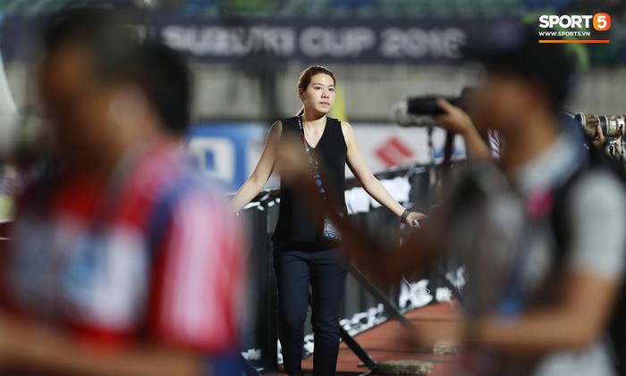 Phiên bản nữ xinh đẹp của Mạnh “gắt” khiến phóng viên nào cũng e sợ tại AFF Cup 2018 - Ảnh 1.