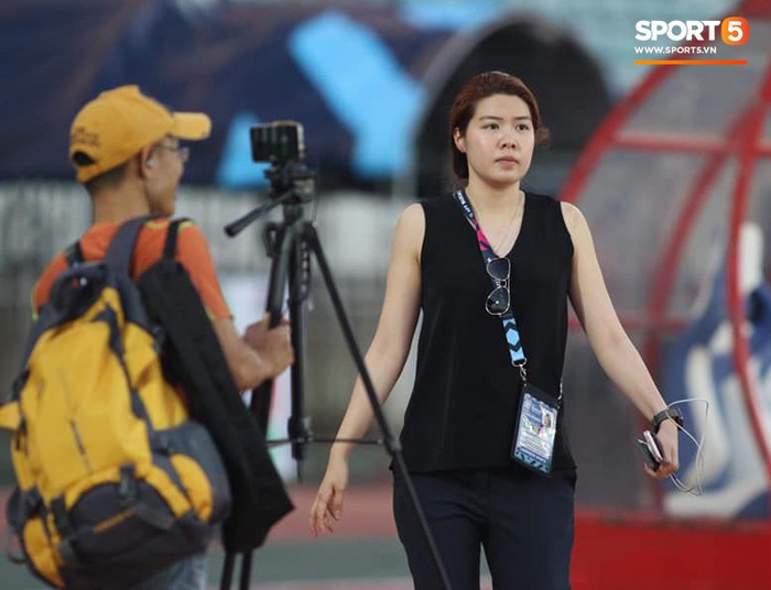 Phiên bản nữ xinh đẹp của Mạnh “gắt” khiến phóng viên nào cũng e sợ tại AFF Cup 2018 - Ảnh 2.