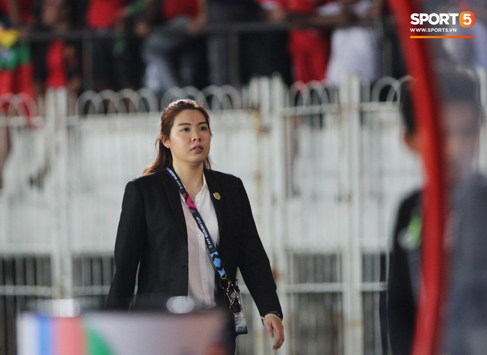 Phiên bản nữ xinh đẹp của Mạnh “gắt” khiến phóng viên nào cũng e sợ tại AFF Cup 2018 - Ảnh 3.