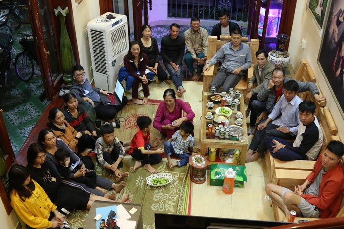 Gia đình tuyển thủ Việt Nam “mở hội” xem và cổ vũ đội bóng áo đỏ ở trận quyết định tấm vé bán kết - Ảnh 1.