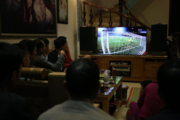 Gia đình tuyển thủ Việt Nam “mở hội” xem và cổ vũ đội bóng áo đỏ ở trận quyết định tấm vé bán kết - Ảnh 2.