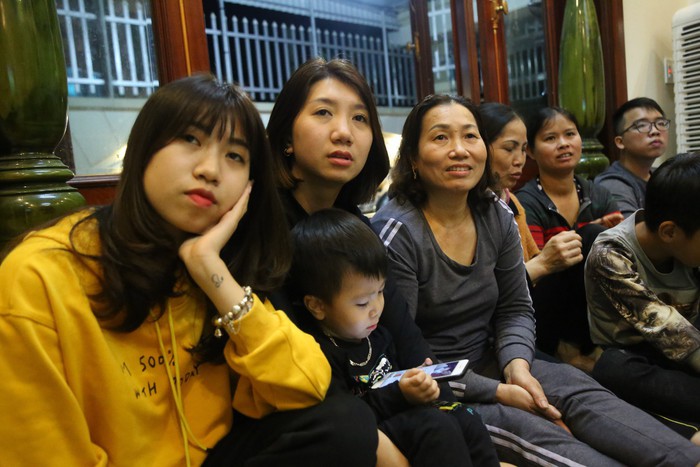 Gia đình tuyển thủ Việt Nam “mở hội” xem và cổ vũ đội bóng áo đỏ ở trận quyết định tấm vé bán kết - Ảnh 6.